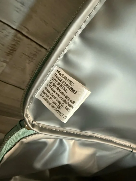 Victoria’s Secret green and white Shell-Print insulated cooler with Front Pocket - Picture 7 of 8